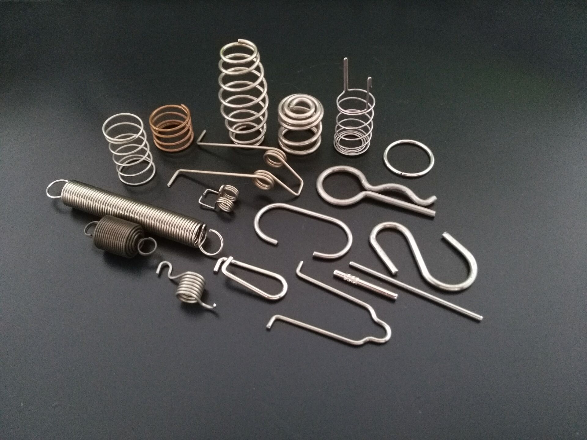 彈簧廠家分享：常見的彈簧有哪些類型？